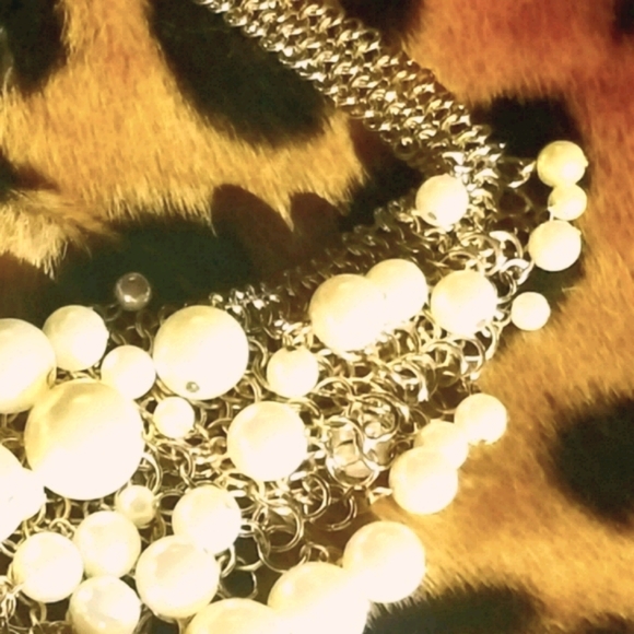 Kenneth J Lane: Pearl Bib Necklace, 22 K Plated NWOT w/ Neiman Marcus Box inc. - Picture 2 of 6